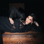Shruti Haasan Instagram - ⛓️⛓️💎⛓️⛓️ Break the chains . . . . Outfit- @arpitamehtaofficial Jewellery - @amrapalijewels Clutch & heels @louboutinworld Styling - @surbhishukla Makeup @danielapires_makeupandbrows Hair- @noori_hairstylist 📸- @gibsterg