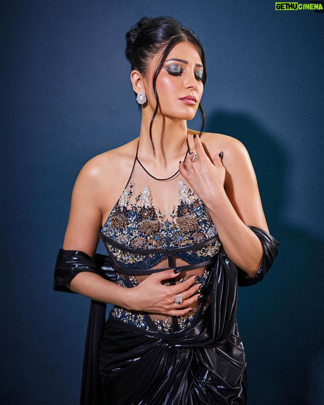 Shruti Haasan Instagram - 🌚 💎 🐚 🧜♀️🖤 . . . . Styled by: @profanayty Assisted by: @whyshestyled @muskanguptaaaa_ Outfit: @maisonhofficial Jewelry: @ayanasilverjewellry @celesticjewels @shoppaksha Footwear: @aands_official Bag: @isharya Makeup: @george_p_kritikos @gpkritikos Hair: @noori_hairstylist Photographer: @akshay_26