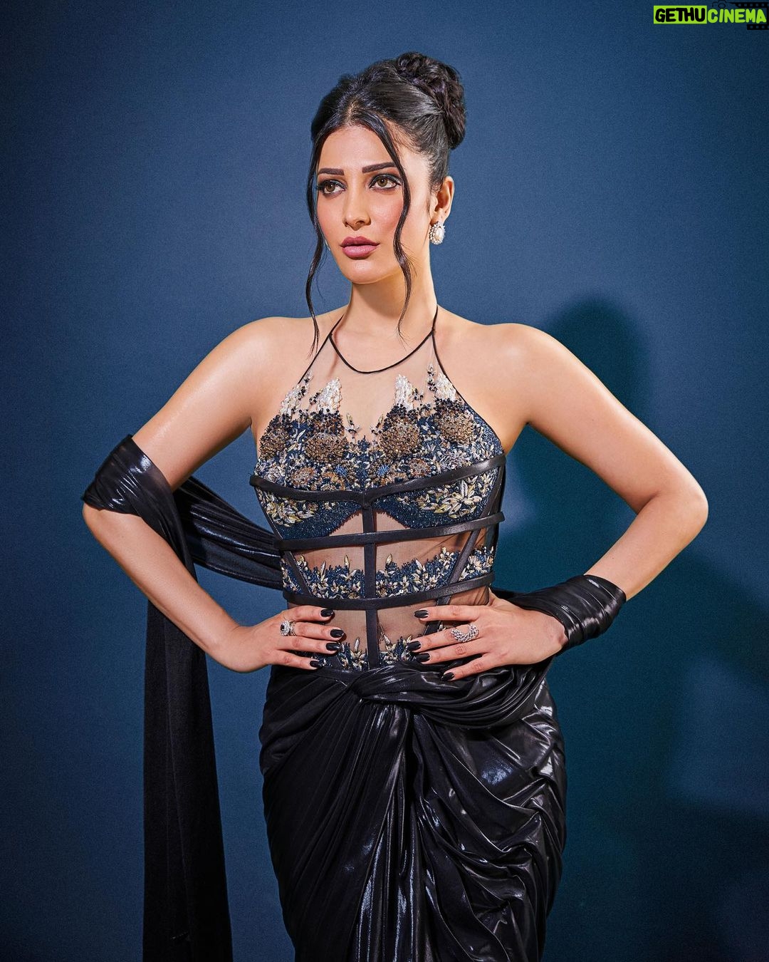 Shruti Haasan Instagram - 🌚 💎 🐚 🧜♀️🖤 . . . . Styled by: @profanayty Assisted by: @whyshestyled @muskanguptaaaa_ Outfit: @maisonhofficial Jewelry: @ayanasilverjewellry @celesticjewels @shoppaksha Footwear: @aands_official Bag: @isharya Makeup: @george_p_kritikos @gpkritikos Hair: @noori_hairstylist Photographer: @akshay_26