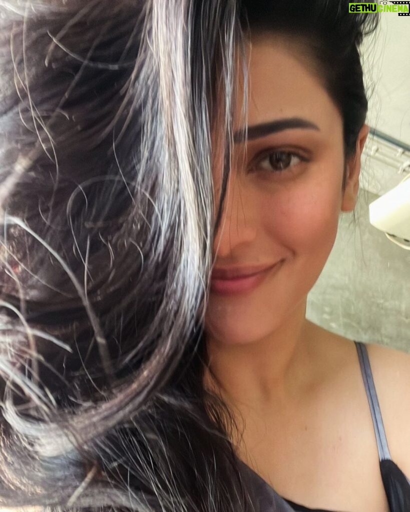 Shruti Haasan Instagram - I felt good today Really good Life is truly beautiful And big hair makes all of it way more fun 🧿💎 so flip your hair upside down and make a beautiful mess and if you don’t have hair just drum on your head ! Have fun my turtles - that’s all there is to this crazy 💎 💩 show called life