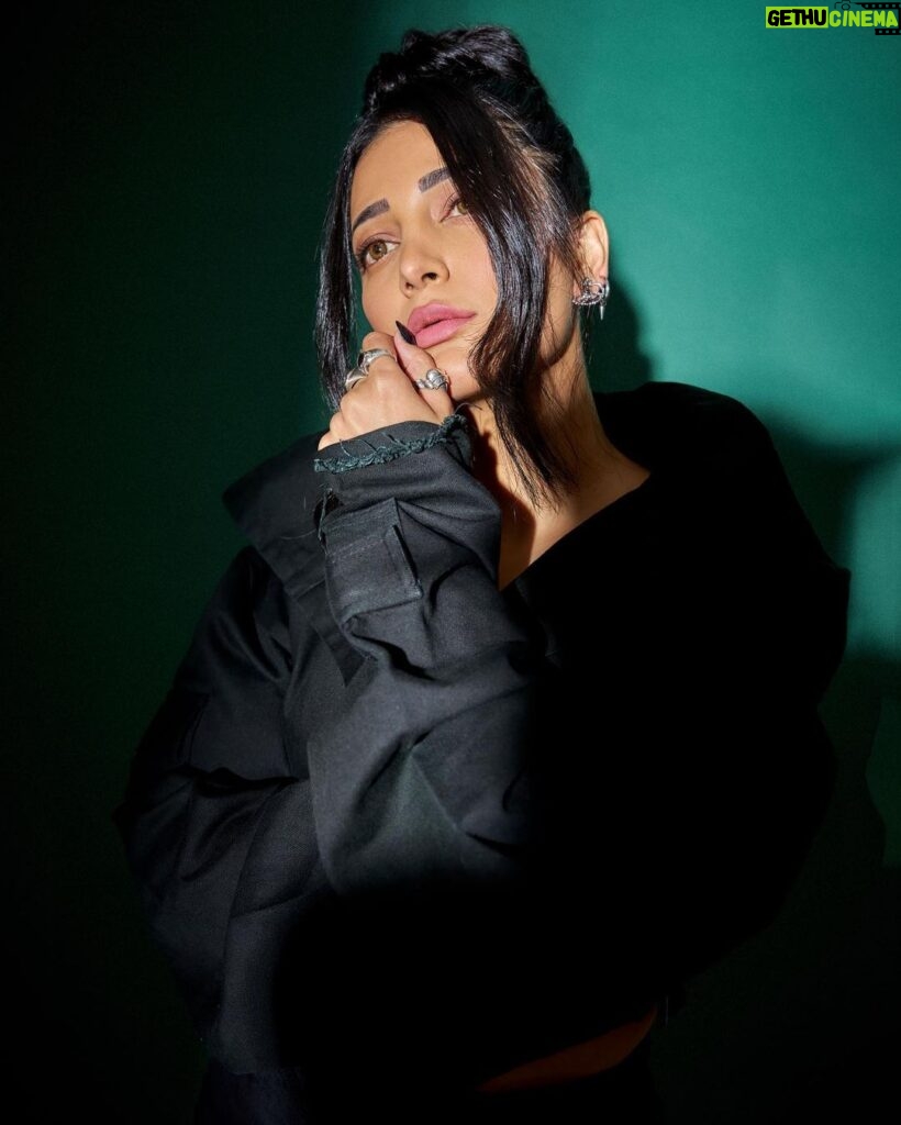 Shruti Haasan Instagram - 💚🖤 . . . . Styled by: @profanayty Assisted by: @whyshestyled @muskanguptaaaa_ Outfit: @outxide.in Makeup: @devikajodhani Hair: @noori_hairstylist Photographer: @akshay_26