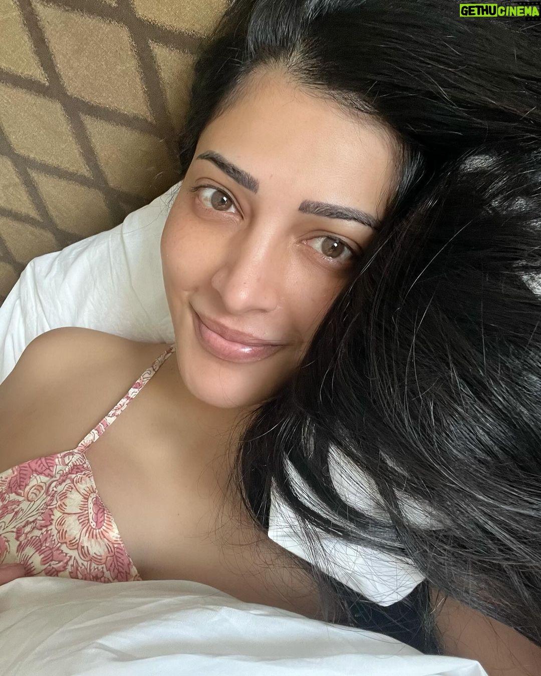 Shruti Haasan Instagram - Clean face - clean heart - heavy metal 2024 Brining that good energy You feel it ? β¨π«ππͺΌπ
