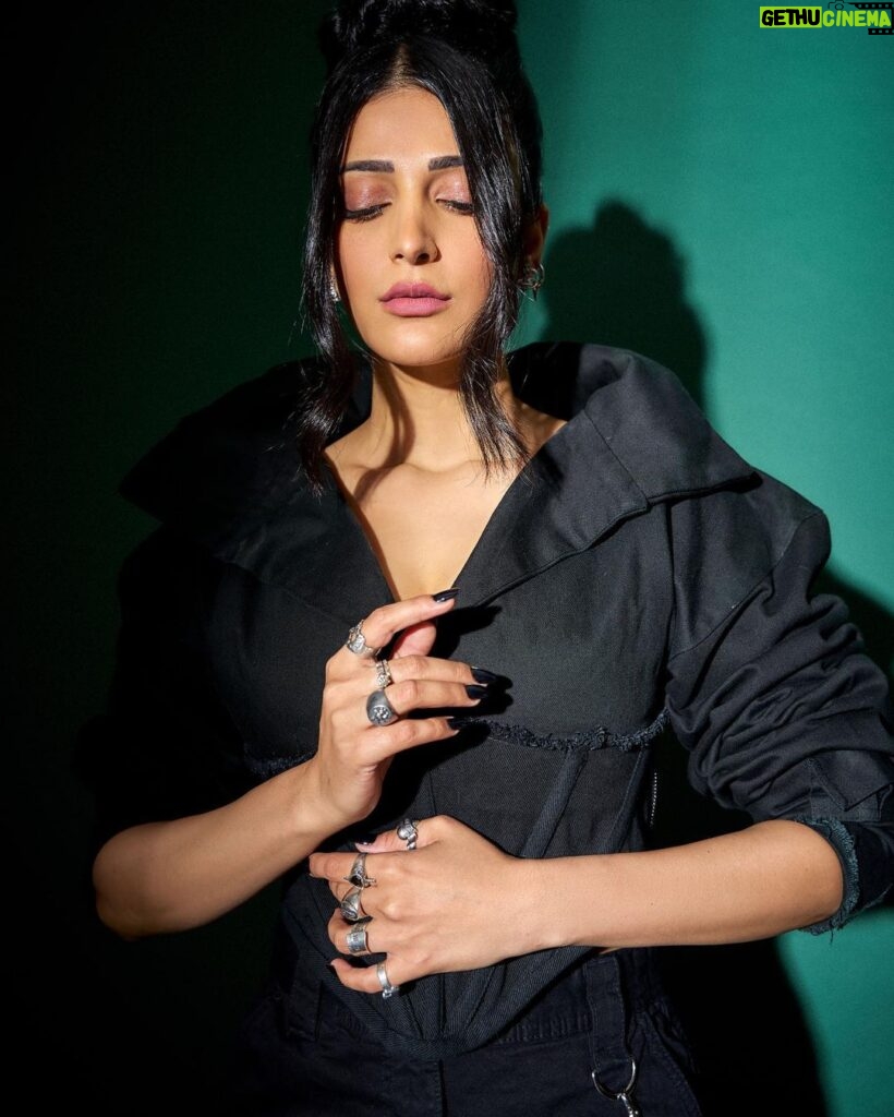 Shruti Haasan Instagram - 💚🖤 . . . . Styled by: @profanayty Assisted by: @whyshestyled @muskanguptaaaa_ Outfit: @outxide.in Makeup: @devikajodhani Hair: @noori_hairstylist Photographer: @akshay_26