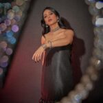 Shruti Haasan Instagram – I’m so thankful for those in this world who come here to build things but some of us are put here to break S#*T and patterns thankyou @elleindia for giving me the GAME CHANGER award at your #ellelist2023 event which was lovely .. really appreciate it 🖤🙏🧿
.
.
.

Outfit @raw_mango, bag @aispi.co , jewellery @amrapalijewels , platforms @louboutinworld 

Styling @surbhishukla team @vedicavora @marisha.sanghvi

Makeup @devikajodhani

Hair @noori_hairstylist

Photographer @akshay_26