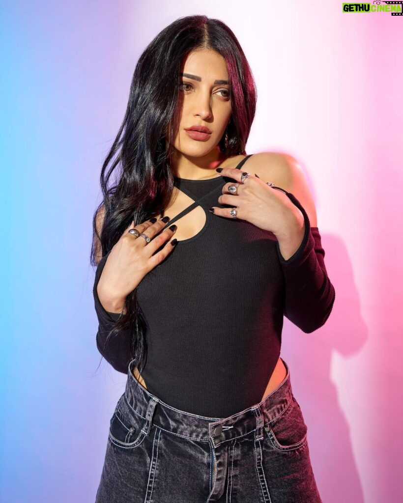 Shruti Haasan Instagram - 🍭🖤 🎵 This time I'ma let it all come out This time I'ma stand up and shout I'ma do things my way, it's my way My way or the highway🎵 . . Styled by: @profanayty Assisted by: @whyshestyled @muskanguptaaaa_ Outfit: @noticeitis @may.official.store Shoes @newrock Makeup @devikajodhani Hair @noori_hairstylist Photographer @akshay_26