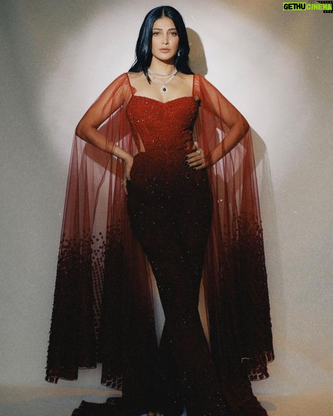 Shruti Haasan Instagram - Sometimes I like to take a bite of that forbidden π . . . Outfit: @rohitgandhirahulkhanna Jewelry: @kamakhyajewels Styled by: @surbhishukla Makeup : @devikajodhani Hair: @noori_hairstylist Photographer: @puchi.photography