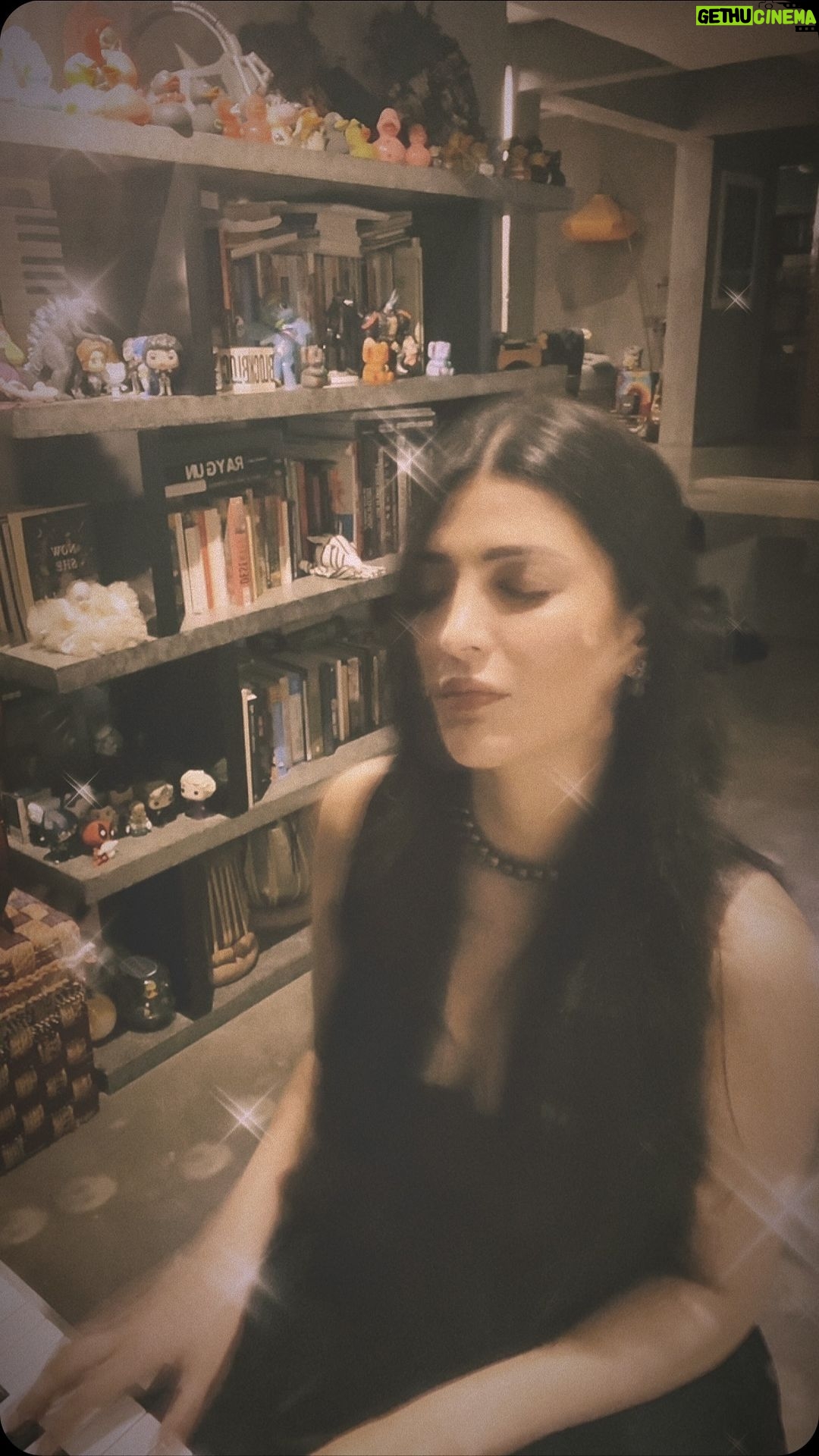 Shruti Haasan Instagram - Last free writing sesh on my beautiful piano in my beautiful house for 2023 - I’ve had one of the best years of writing for no reason at all but to let it out into the air around me . I hope you find your words and the worlds within yourself in the year to come .. and if you haven’t yet please don’t be hard on yourself , just don’t forget to dream 🌙 love you my lovelies