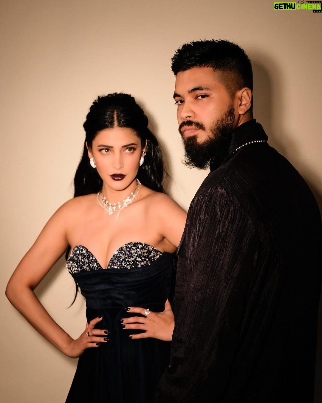Shruti Haasan Instagram - π€π§Ώπ . . . Outfit - @emblaze_mb Jewellery - @swarovski Neckpiece - @rosaamoris Styled by - @surbhishukla Assisted by - @aashnaharia Make up @devikajodhani Hair @noori_hairstylist πΈ @harneshjoshi