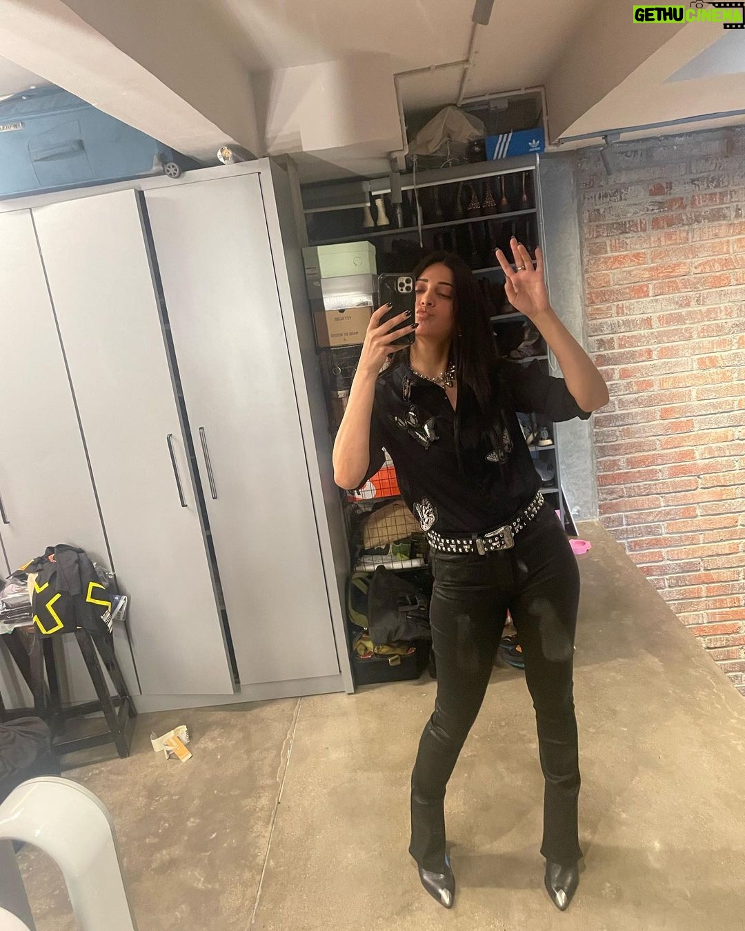 Shruti Haasan Instagram - Random + insomnia Turns out Iām still as confused as 22 year old shruti š
and still as insane and š also what should I be for Halloween šš