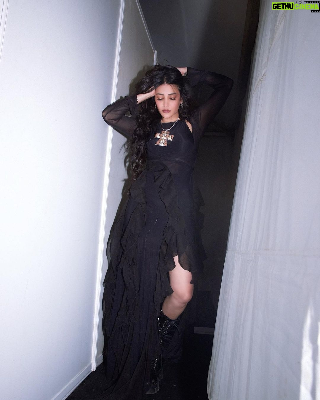 Shruti Haasan Instagram - Donโt ask questions - just give her your heart ๐ซ had the best time performing with @sickflipofficial who was kind enough to invite me on to perform as a part of his incredible electric and over all ๐ฅ set ! Making music is the best kind of magic you can practice and so I always have to dress the part too ๐ . . . ๐ธ @kirti_narain Styled by: @profanayty Assisted by: @whyshestyled @muskanguptaaaa_ Outfit: @labelankitajain Jewelry: @valliyan @ishhaara @ascendcommunication Hair: @noori_hairstylist Cause itโs all about the hair too ๐