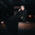 Shruti Haasan Instagram - ⛓️⛓️💎⛓️⛓️ Break the chains . . . . Outfit- @arpitamehtaofficial Jewellery - @amrapalijewels Clutch & heels @louboutinworld Styling - @surbhishukla Makeup @danielapires_makeupandbrows Hair- @noori_hairstylist 📸- @gibsterg