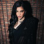 Shruti Haasan Instagram - ⛓️⛓️💎⛓️⛓️ Break the chains . . . . Outfit- @arpitamehtaofficial Jewellery - @amrapalijewels Clutch & heels @louboutinworld Styling - @surbhishukla Makeup @danielapires_makeupandbrows Hair- @noori_hairstylist 📸- @gibsterg