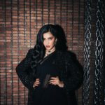 Shruti Haasan Instagram - ⛓️⛓️💎⛓️⛓️ Break the chains . . . . Outfit- @arpitamehtaofficial Jewellery - @amrapalijewels Clutch & heels @louboutinworld Styling - @surbhishukla Makeup @danielapires_makeupandbrows Hair- @noori_hairstylist 📸- @gibsterg