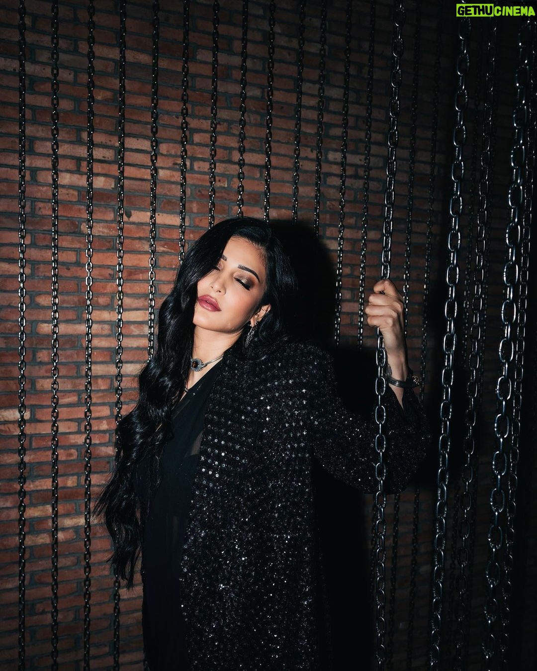 Shruti Haasan Instagram - βοΈβοΈπβοΈβοΈ Break the chains . . . . Outfit- @arpitamehtaofficial Jewellery - @amrapalijewels Clutch & heels @louboutinworld Styling - @surbhishukla Makeup @danielapires_makeupandbrows Hair- @noori_hairstylist πΈ- @gibsterg