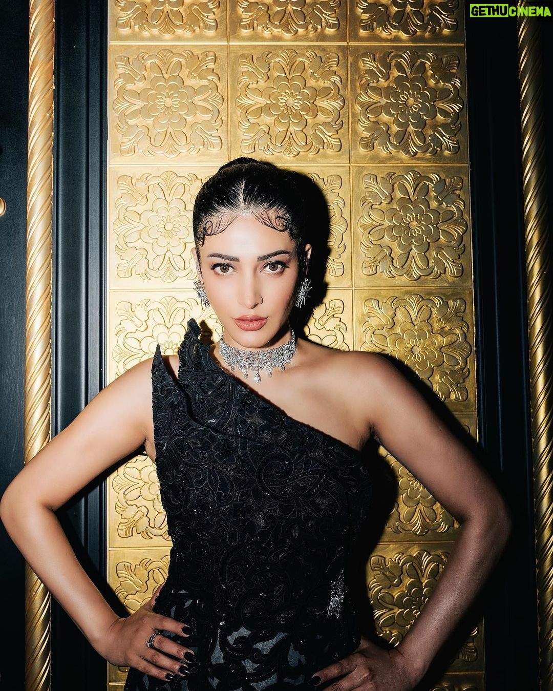 Shruti Haasan Instagram - Be a π that can πͺ . . . . Outfit @geishadesigns Earrings @rosaamoris Necklace, brooch- @swarovski Clutch @louboutinworld πΈ @gibsterg Makeup @prakatwork Hair @noori_hairstylist Styled by @surbhishukla