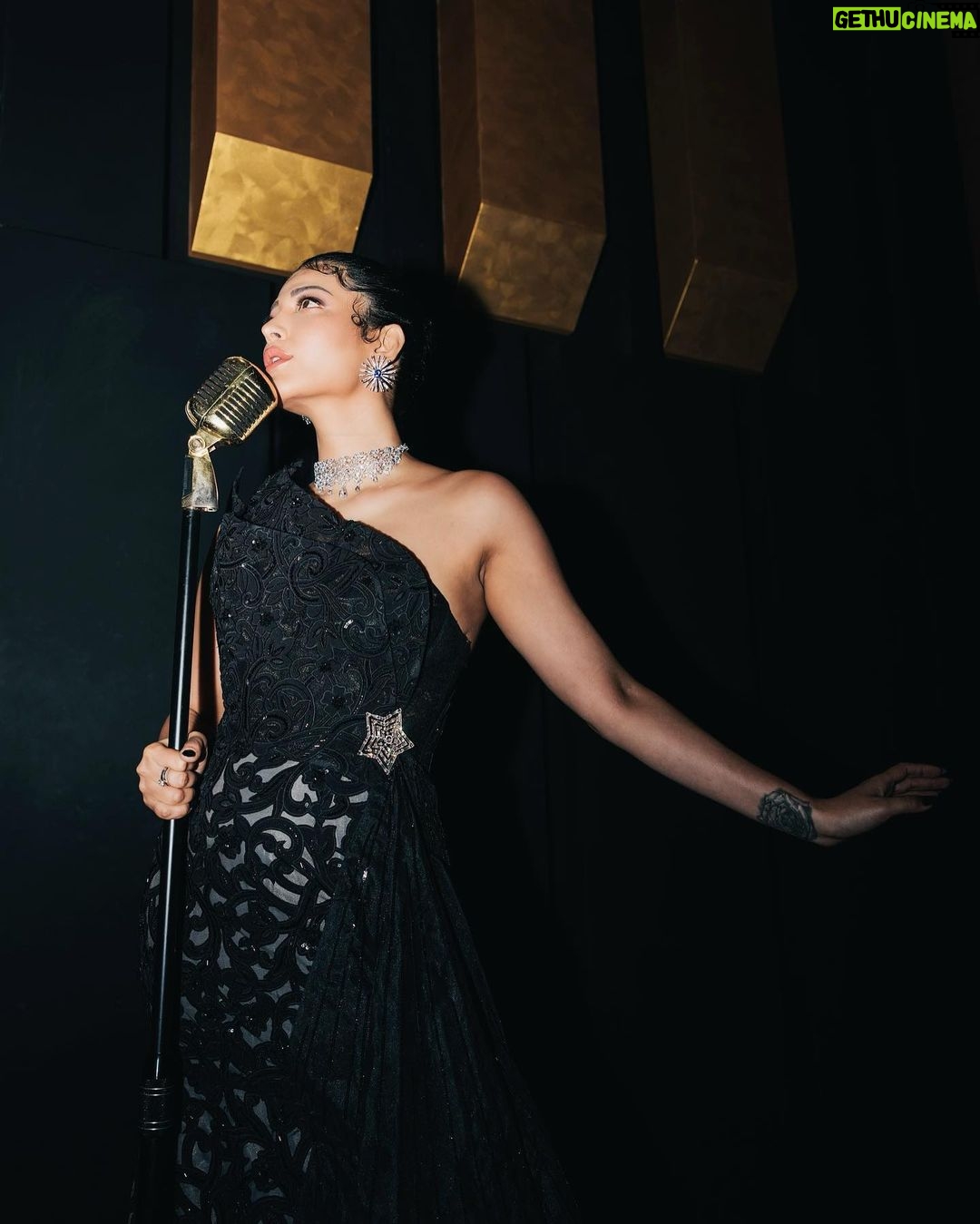 Shruti Haasan Instagram - Be a π that can πͺ . . . . Outfit @geishadesigns Earrings @rosaamoris Necklace, brooch- @swarovski Clutch @louboutinworld πΈ @gibsterg Makeup @prakatwork Hair @noori_hairstylist Styled by @surbhishukla