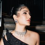 Shruti Haasan Instagram - Be a 💎 that can 🔪 . . . . Outfit @geishadesigns Earrings @rosaamoris Necklace, brooch- @swarovski Clutch @louboutinworld 📸 @gibsterg Makeup @prakatwork Hair @noori_hairstylist Styled by @surbhishukla