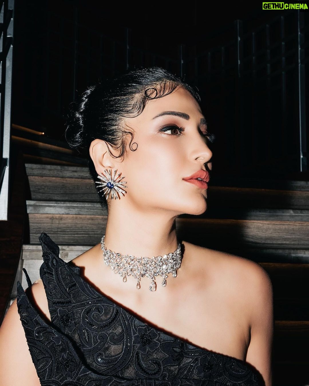 Shruti Haasan Instagram - Be a π that can πͺ . . . . Outfit @geishadesigns Earrings @rosaamoris Necklace, brooch- @swarovski Clutch @louboutinworld πΈ @gibsterg Makeup @prakatwork Hair @noori_hairstylist Styled by @surbhishukla
