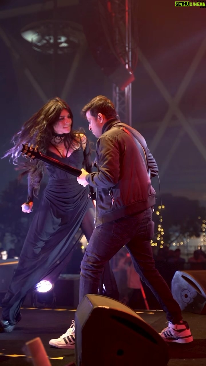 Shruti Haasan Instagram - Singing under the moon in the cold with best people on stage with me for beautiful people watching us - what a night 🤍 🌙🧿 . . . . . 📸 @nachiket_parchure