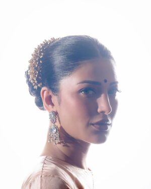 Shruti Haasan Instagram - When I do go white I go hard 😅 💎🧿 
.
.
.
📸 @dimensions.dmns 
Hmu @prakatwork 
Styled by @pallavi_85