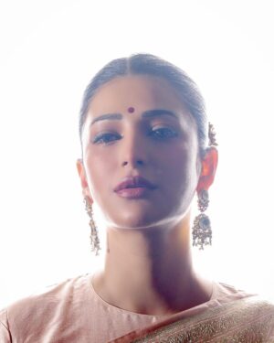 Shruti Haasan Instagram - When I do go white I go hard 😅 💎🧿 
.
.
.
📸 @dimensions.dmns 
Hmu @prakatwork 
Styled by @pallavi_85