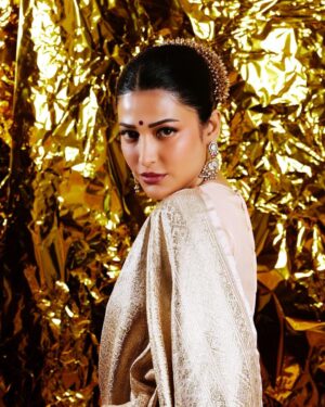 Shruti Haasan Instagram - When I do go white I go hard 😅 💎🧿 
.
.
.
📸 @dimensions.dmns 
Hmu @prakatwork 
Styled by @pallavi_85