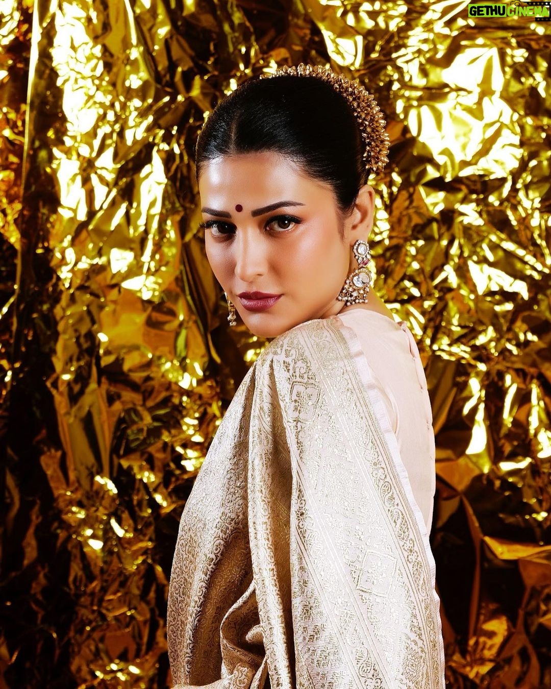 Shruti Haasan - 609.8K Likes - When I do go white I go hard 😅 💎🧿
.
.
.
📸 @dimensions.dmns
Hmu @prakatwork
Styled by @pallavi_85