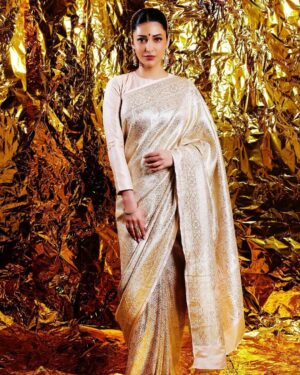 Shruti Haasan Instagram - When I do go white I go hard 😅 💎🧿 
.
.
.
📸 @dimensions.dmns 
Hmu @prakatwork 
Styled by @pallavi_85