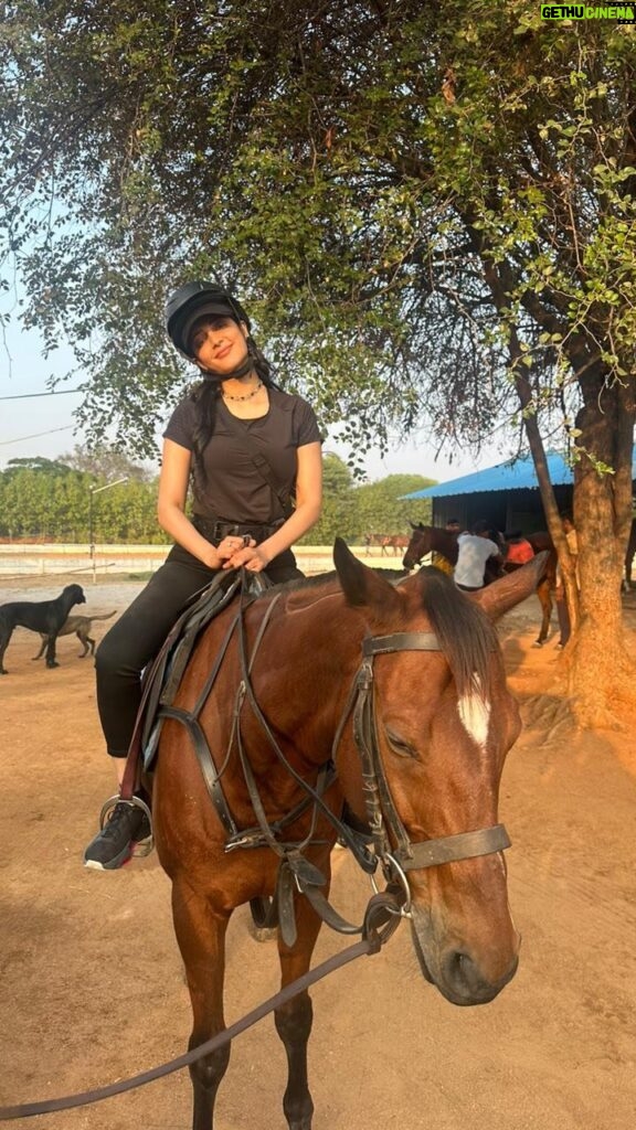 Shruti Haasan Instagram - A much needed evening… I’ve realised when there’s stuff I need to figure out I just need to get on a horse 😅 🐴 Thankyou @kaushik_3k for a lovely time riding to the lake and for introducing us to all your beautiful four legged friends especially laddu ❤🧿 it’s a beautiful corner of the world you’ve created … and now I’m all reset recharged and ready to get back to being a bad ass . Ok bye 🍃 Ps- this was also @gantayyyy s first time ever on a horse !!!
