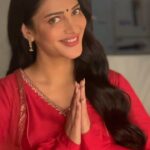 Shruti Haasan Instagram – FULL TIME COMEDY // DANCE & TIME PASS with the bestestestestestest @shrutzhaasan at the @poomerfashions shoot Chennai, India