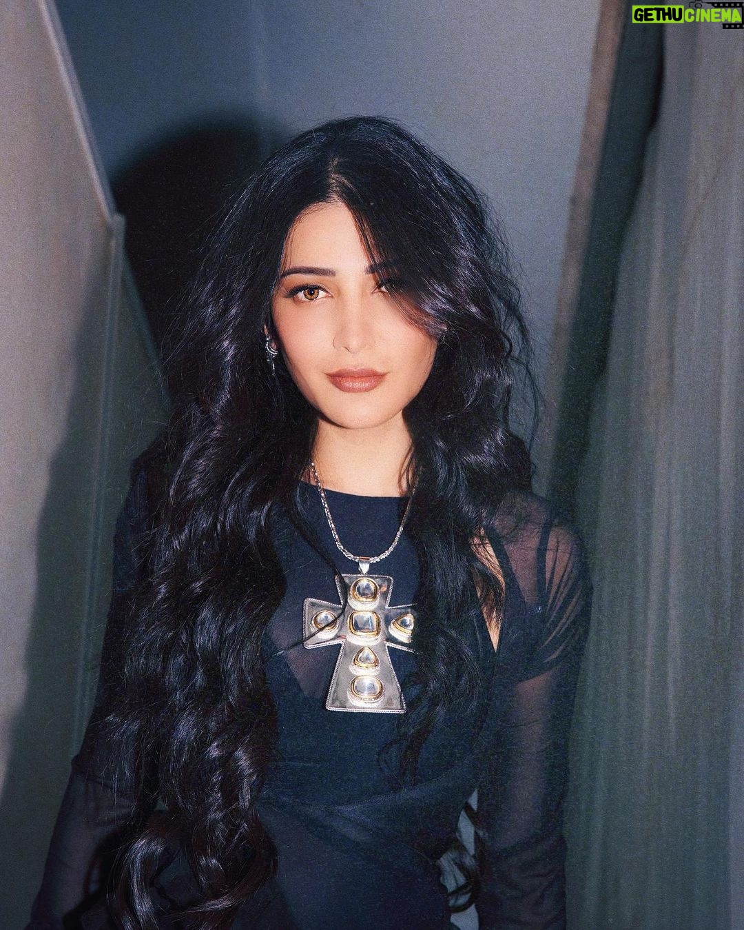 Shruti Haasan Instagram - Donโt ask questions - just give her your heart ๐ซ had the best time performing with @sickflipofficial who was kind enough to invite me on to perform as a part of his incredible electric and over all ๐ฅ set ! Making music is the best kind of magic you can practice and so I always have to dress the part too ๐ . . . ๐ธ @kirti_narain Styled by: @profanayty Assisted by: @whyshestyled @muskanguptaaaa_ Outfit: @labelankitajain Jewelry: @valliyan @ishhaara @ascendcommunication Hair: @noori_hairstylist Cause itโs all about the hair too ๐