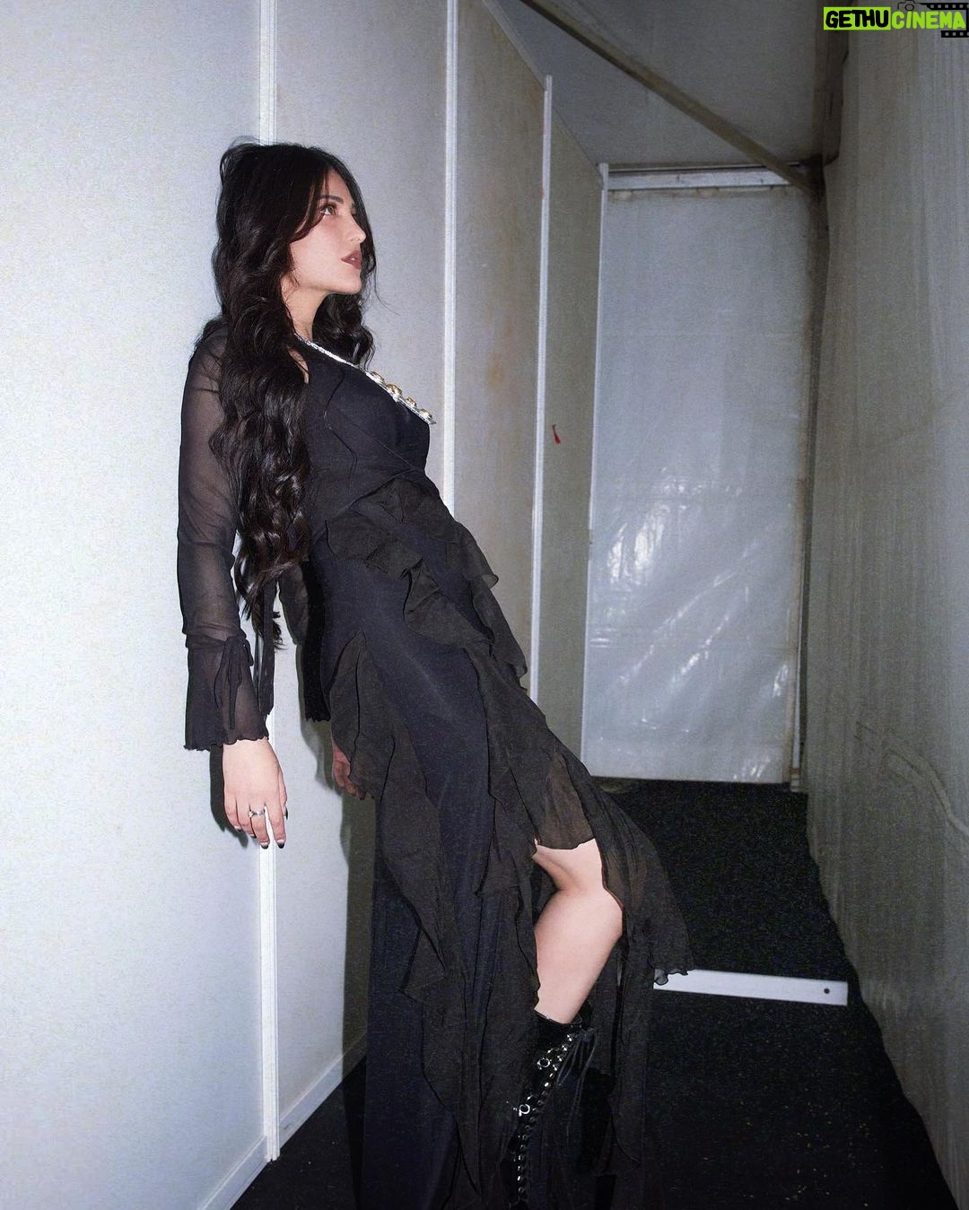 Shruti Haasan Instagram - Donโt ask questions - just give her your heart ๐ซ had the best time performing with @sickflipofficial who was kind enough to invite me on to perform as a part of his incredible electric and over all ๐ฅ set ! Making music is the best kind of magic you can practice and so I always have to dress the part too ๐ . . . ๐ธ @kirti_narain Styled by: @profanayty Assisted by: @whyshestyled @muskanguptaaaa_ Outfit: @labelankitajain Jewelry: @valliyan @ishhaara @ascendcommunication Hair: @noori_hairstylist Cause itโs all about the hair too ๐