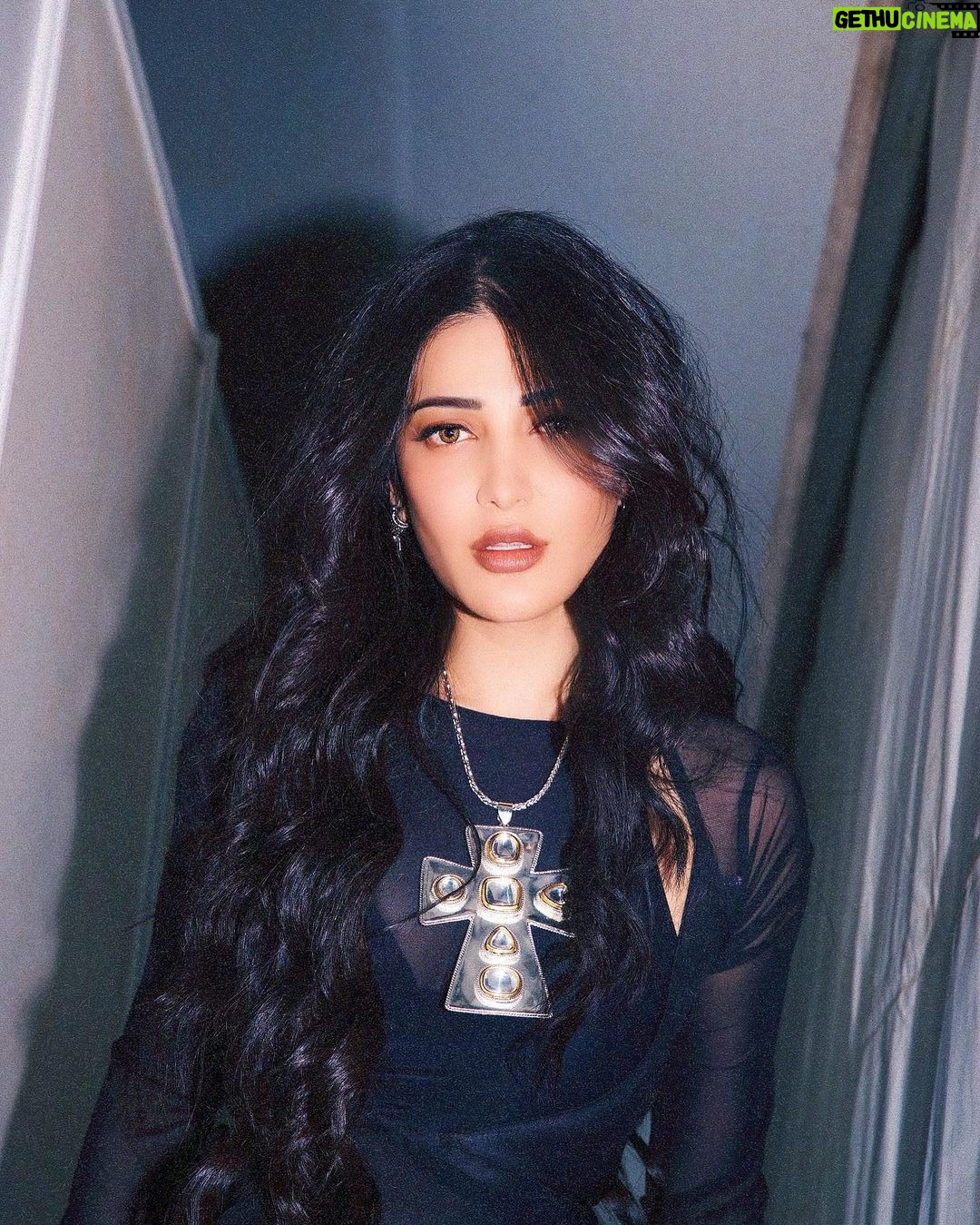 Shruti Haasan Instagram - Donโt ask questions - just give her your heart ๐ซ had the best time performing with @sickflipofficial who was kind enough to invite me on to perform as a part of his incredible electric and over all ๐ฅ set ! Making music is the best kind of magic you can practice and so I always have to dress the part too ๐ . . . ๐ธ @kirti_narain Styled by: @profanayty Assisted by: @whyshestyled @muskanguptaaaa_ Outfit: @labelankitajain Jewelry: @valliyan @ishhaara @ascendcommunication Hair: @noori_hairstylist Cause itโs all about the hair too ๐