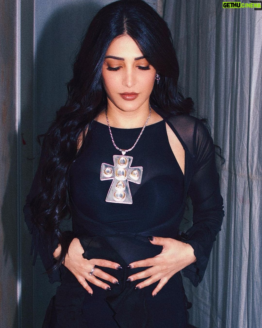 Shruti Haasan Instagram - Donโt ask questions - just give her your heart ๐ซ had the best time performing with @sickflipofficial who was kind enough to invite me on to perform as a part of his incredible electric and over all ๐ฅ set ! Making music is the best kind of magic you can practice and so I always have to dress the part too ๐ . . . ๐ธ @kirti_narain Styled by: @profanayty Assisted by: @whyshestyled @muskanguptaaaa_ Outfit: @labelankitajain Jewelry: @valliyan @ishhaara @ascendcommunication Hair: @noori_hairstylist Cause itโs all about the hair too ๐
