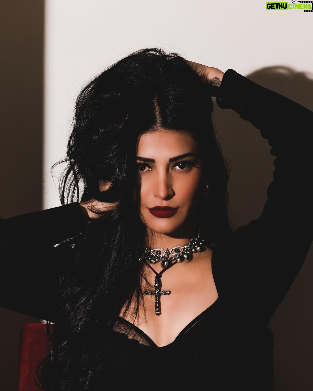 Shruti Haasan Instagram - βListen to them, the children of the night. What music they make!β Bram stoker π π§ββοΈπ§Ώ . . . . πΈ @dimensions.dmns π @prakatwork π @openhousestudio.in