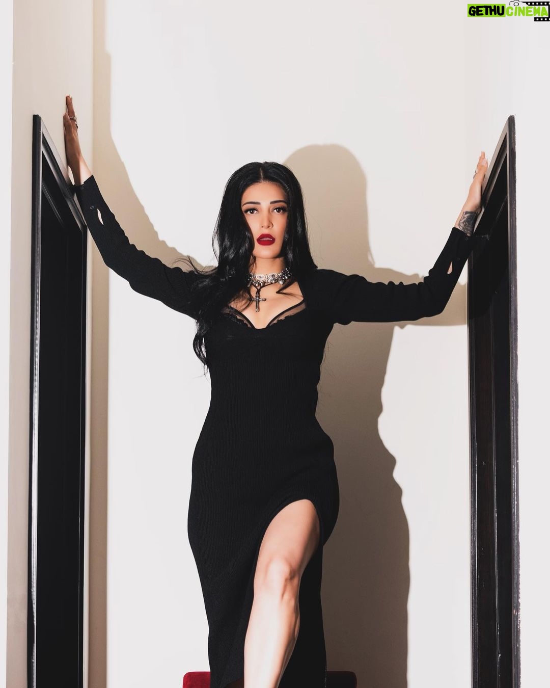 Shruti Haasan Instagram - βListen to them, the children of the night. What music they make!β Bram stoker π π§ββοΈπ§Ώ . . . . πΈ @dimensions.dmns π @prakatwork π @openhousestudio.in