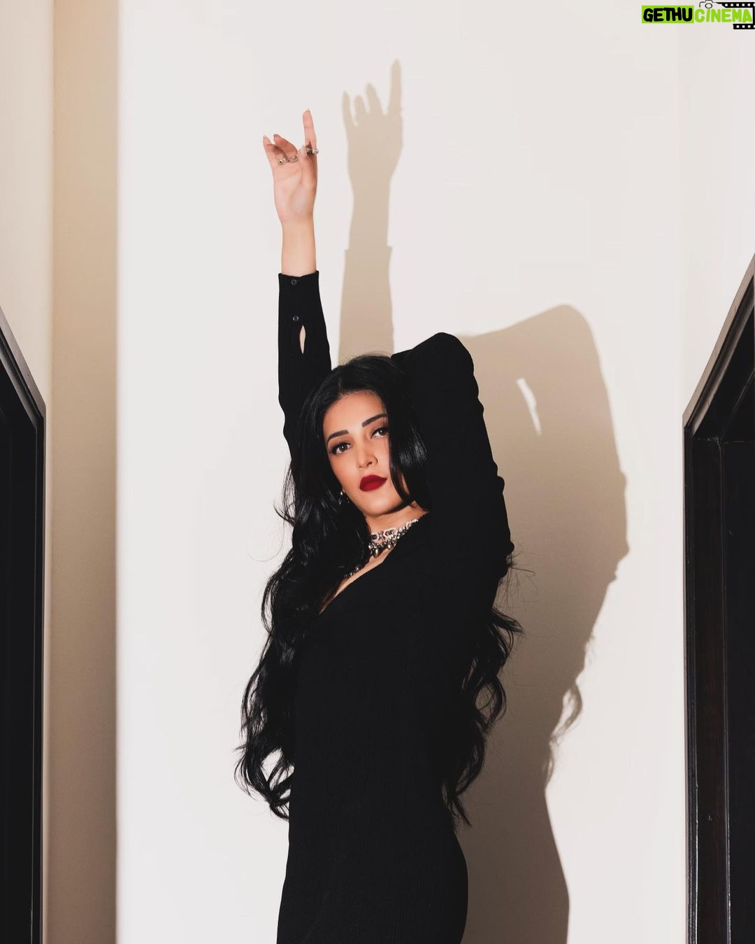 Shruti Haasan Instagram - βListen to them, the children of the night. What music they make!β Bram stoker π π§ββοΈπ§Ώ . . . . πΈ @dimensions.dmns π @prakatwork π @openhousestudio.in