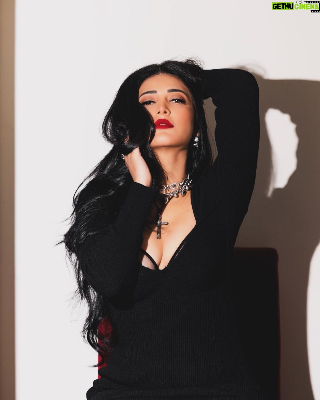 Shruti Haasan Instagram - βListen to them, the children of the night. What music they make!β Bram stoker π π§ββοΈπ§Ώ . . . . πΈ @dimensions.dmns π @prakatwork π @openhousestudio.in