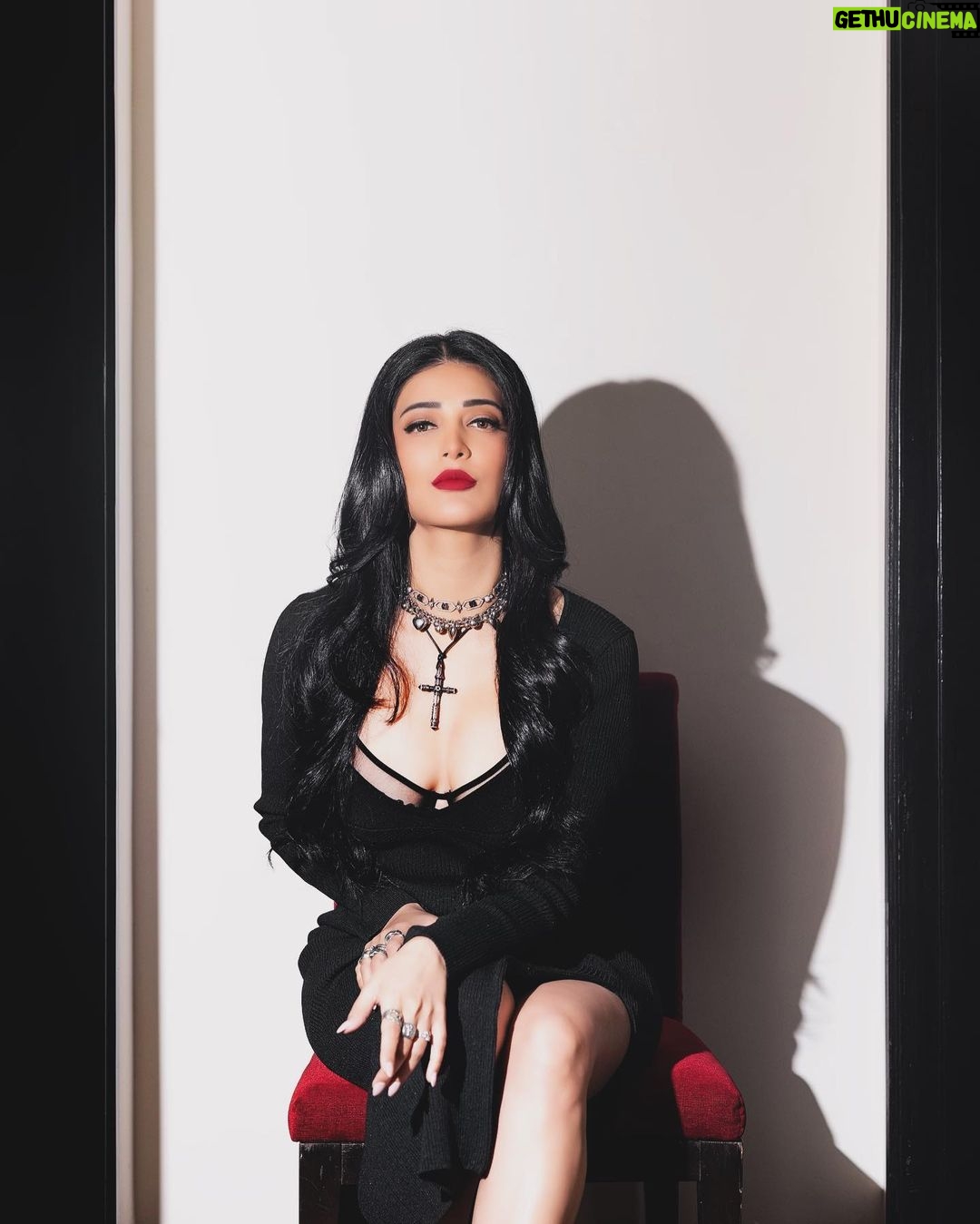 Shruti Haasan Instagram - βListen to them, the children of the night. What music they make!β Bram stoker π π§ββοΈπ§Ώ . . . . πΈ @dimensions.dmns π @prakatwork π @openhousestudio.in