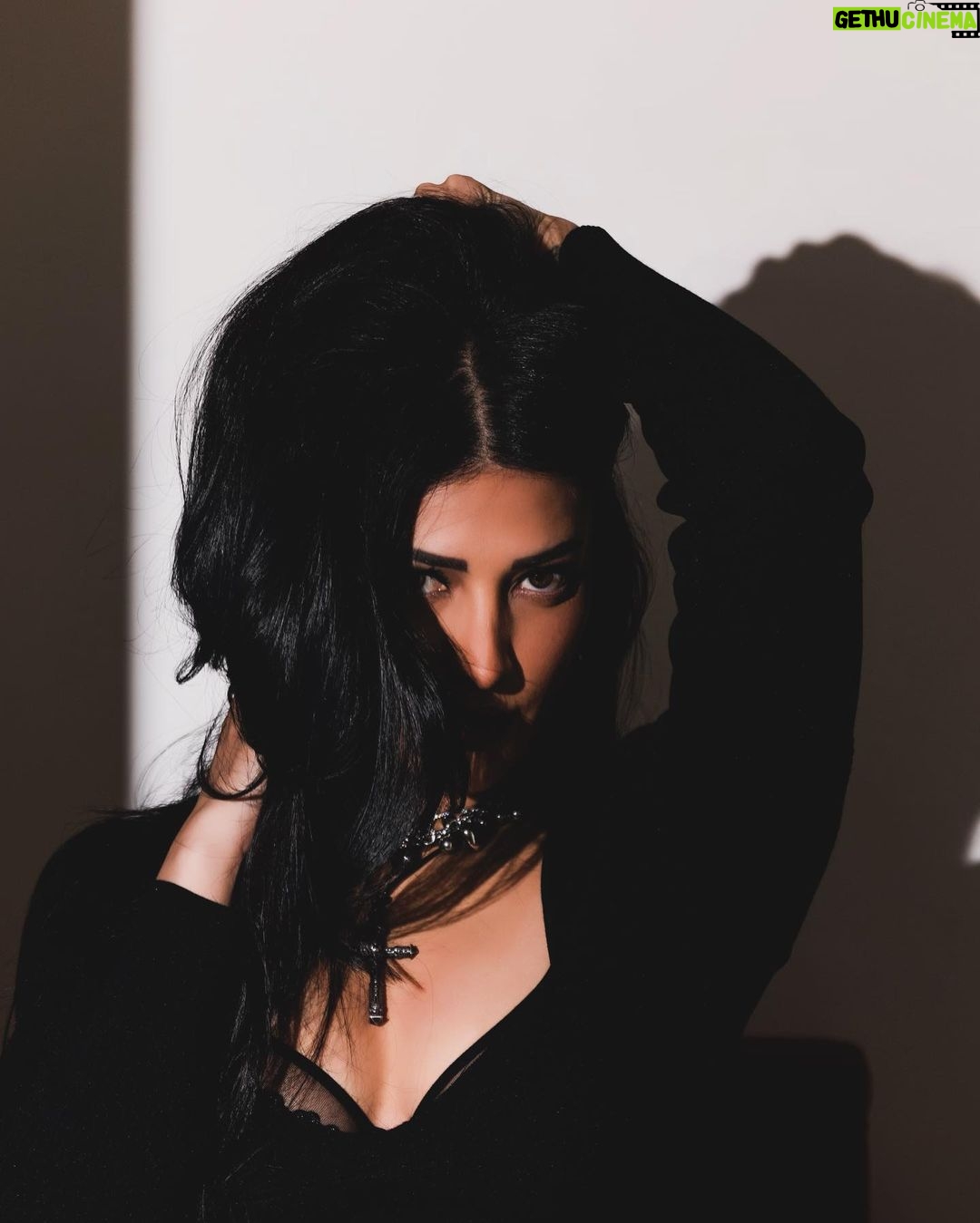 Shruti Haasan Instagram - βListen to them, the children of the night. What music they make!β Bram stoker π π§ββοΈπ§Ώ . . . . πΈ @dimensions.dmns π @prakatwork π @openhousestudio.in