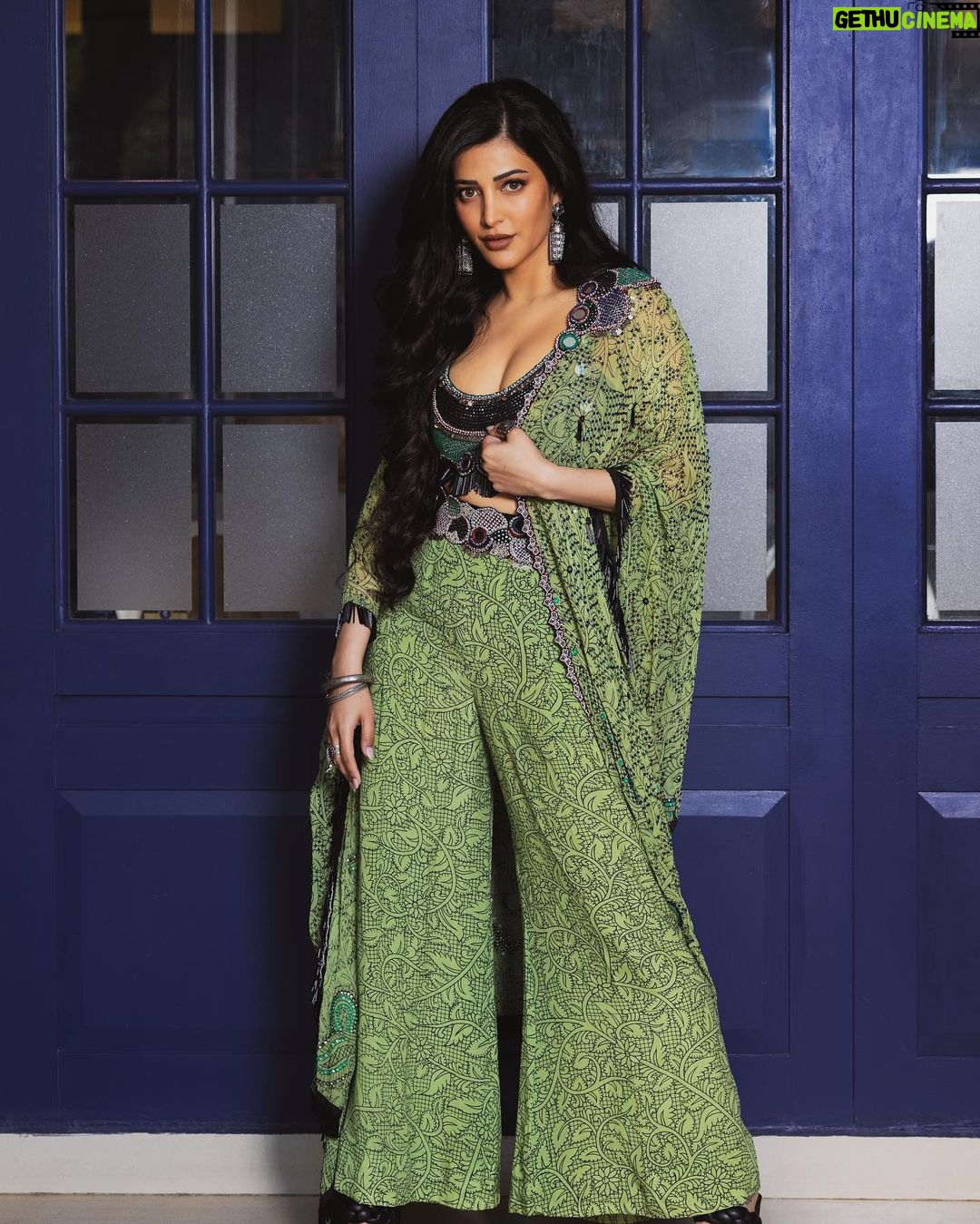 Shruti Haasan Instagram - πππ₯ mean green desi machine . . . Outfit - @nupurkanoiofficial Jewellery- @amrapalijewels Styling - @openhousestudio.in Assisted by - @mithra_kandhaswaami @sxdhksh @varshininatrajan Glam : @prakatwork @pui_c_ammy shot by : @dimensions.dmns