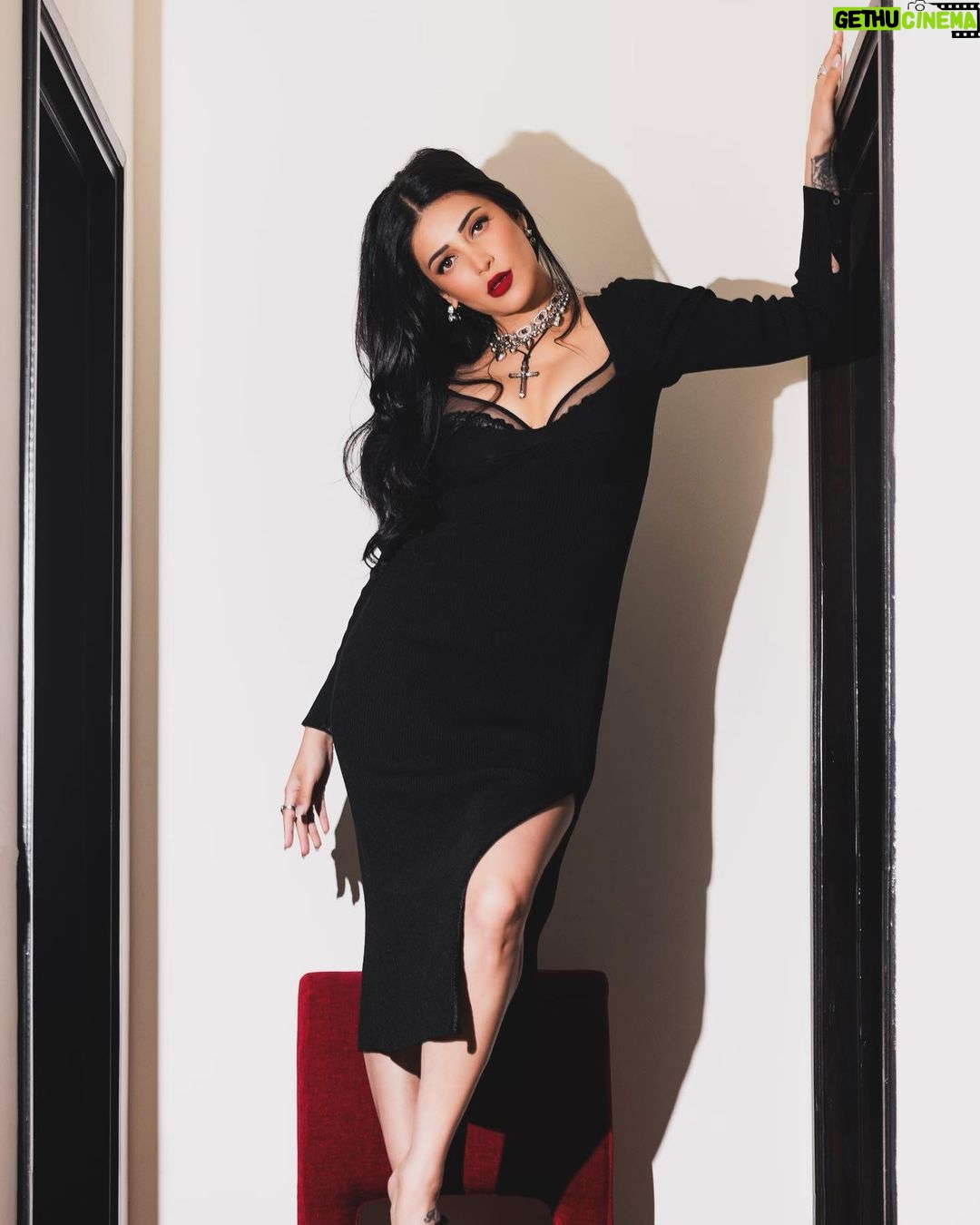 Shruti Haasan Instagram - βListen to them, the children of the night. What music they make!β Bram stoker π π§ββοΈπ§Ώ . . . . πΈ @dimensions.dmns π @prakatwork π @openhousestudio.in