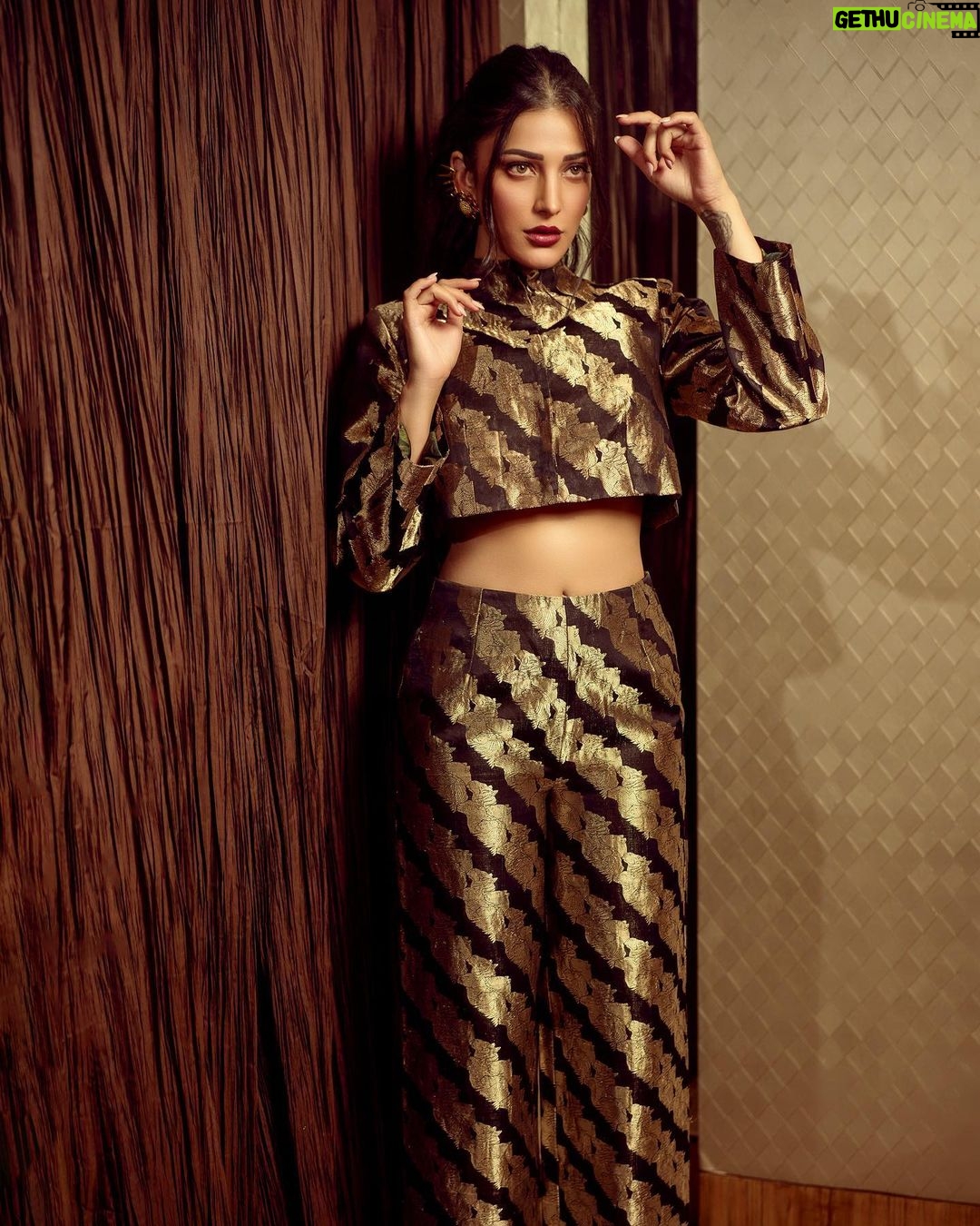 Shruti Haasan Instagram - 🌙 🌚 Styled by: @profanayty Assisted by: @whyshestyled @kashishsinhaaa Outfit: @raw_mango Jewelry: @ridhiasranijewelry Makeup @devikajodhani 📸 @sandeep.mv