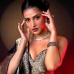Shruti Haasan Instagram – Sunsets , moon skies and ruminations 🌙 
.
.
.
.
.
Styled by: @profanayty
Assisted by: @whyshestyled @kashishsinhaaa 
Outfit : @ekayabanaras @ornatte.in
Jewelry: @amrapalijewels
Makeup @devikajodhani
Hair @noori_hairstylist
Photographer @akshay_26