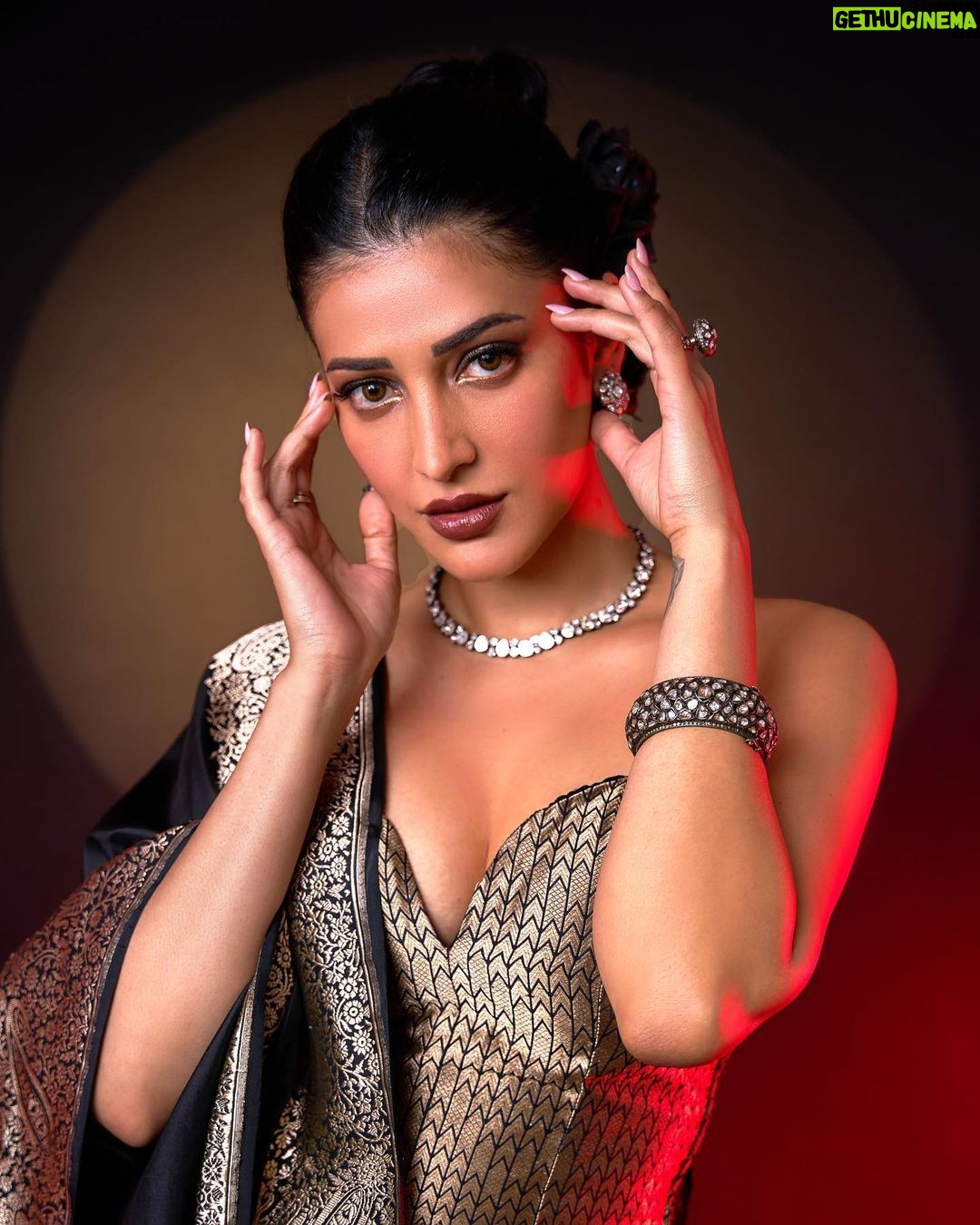 Shruti Haasan Instagram - Sunsets , moon skies and ruminations 🌙 . . . . . Styled by: @profanayty Assisted by: @whyshestyled @kashishsinhaaa Outfit : @ekayabanaras @ornatte.in Jewelry: @amrapalijewels Makeup @devikajodhani Hair @noori_hairstylist Photographer @akshay_26