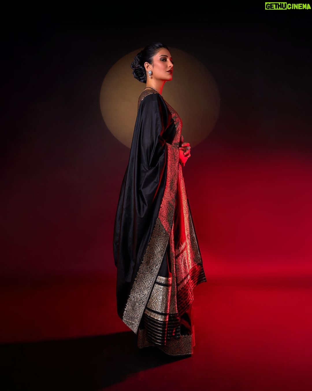 Shruti Haasan Instagram - Sunsets , moon skies and ruminations 🌙 . . . . . Styled by: @profanayty Assisted by: @whyshestyled @kashishsinhaaa Outfit : @ekayabanaras @ornatte.in Jewelry: @amrapalijewels Makeup @devikajodhani Hair @noori_hairstylist Photographer @akshay_26