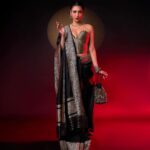 Shruti Haasan Instagram - Sunsets , moon skies and ruminations 🌙 . . . . . Styled by: @profanayty Assisted by: @whyshestyled @kashishsinhaaa Outfit : @ekayabanaras @ornatte.in Jewelry: @amrapalijewels Makeup @devikajodhani Hair @noori_hairstylist Photographer @akshay_26