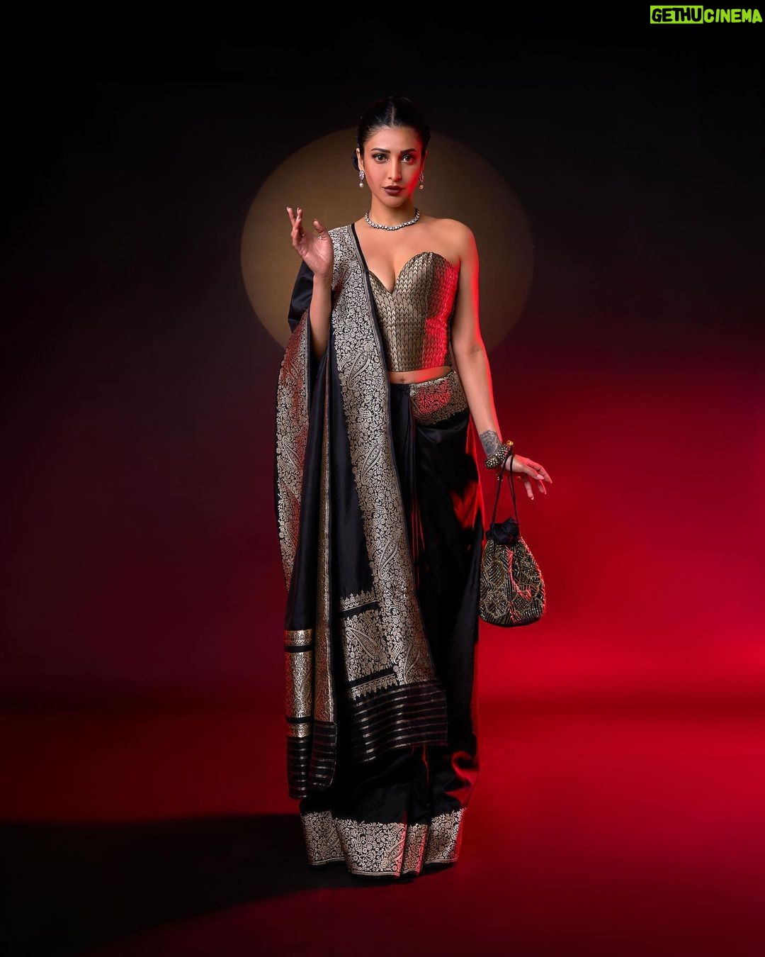 Shruti Haasan Instagram - Sunsets , moon skies and ruminations 🌙 . . . . . Styled by: @profanayty Assisted by: @whyshestyled @kashishsinhaaa Outfit : @ekayabanaras @ornatte.in Jewelry: @amrapalijewels Makeup @devikajodhani Hair @noori_hairstylist Photographer @akshay_26
