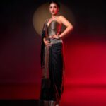 Shruti Haasan Instagram - Sunsets , moon skies and ruminations 🌙 . . . . . Styled by: @profanayty Assisted by: @whyshestyled @kashishsinhaaa Outfit : @ekayabanaras @ornatte.in Jewelry: @amrapalijewels Makeup @devikajodhani Hair @noori_hairstylist Photographer @akshay_26