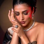 Shruti Haasan Instagram - Sunsets , moon skies and ruminations 🌙 . . . . . Styled by: @profanayty Assisted by: @whyshestyled @kashishsinhaaa Outfit : @ekayabanaras @ornatte.in Jewelry: @amrapalijewels Makeup @devikajodhani Hair @noori_hairstylist Photographer @akshay_26